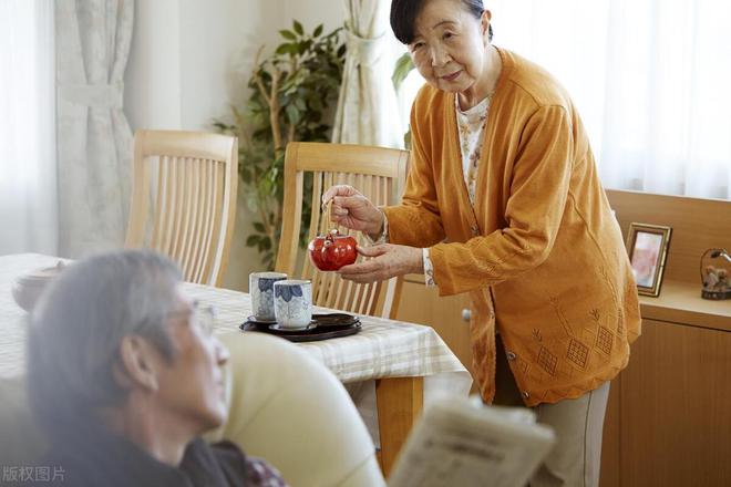 老爸二婚娶了照顾我妈终老的保姆我接受不了他：你们妈撮合的(图3)