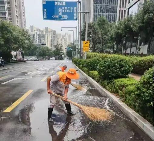 济南高贝搏体育登录新区及时开展雨后清淤行动守护城市道路洁净通畅