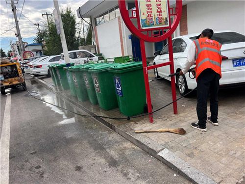 涞源县执法局加强雨天保洁守护城市洁净和群众平安出行(图2)