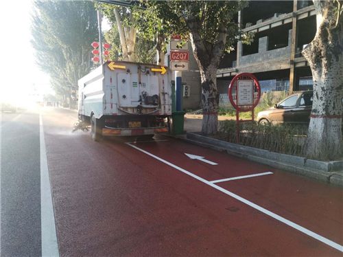 涞源县执法局加强雨天保洁守护城市洁净和群众平安出行(图3)