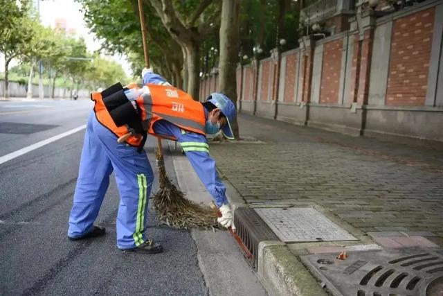 除尘布新春满明湖城管部门精细作业确保明湖市集整洁有序