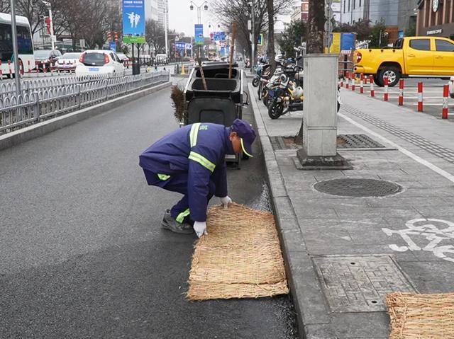 迎寒而战他们守护城市整洁与安全(图3)