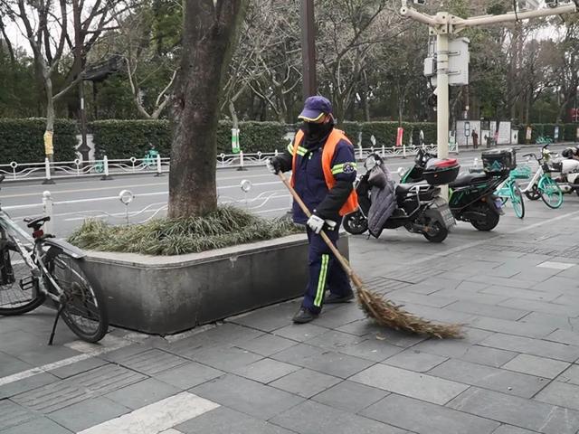 迎寒而战他们守护城市整洁与安全(图2)