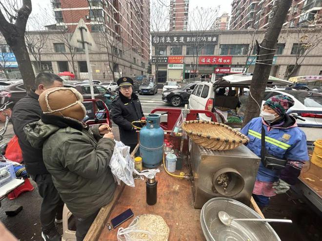 硚口城管全方位扮靓贝搏体育平台蛇年“春洁”(图7)